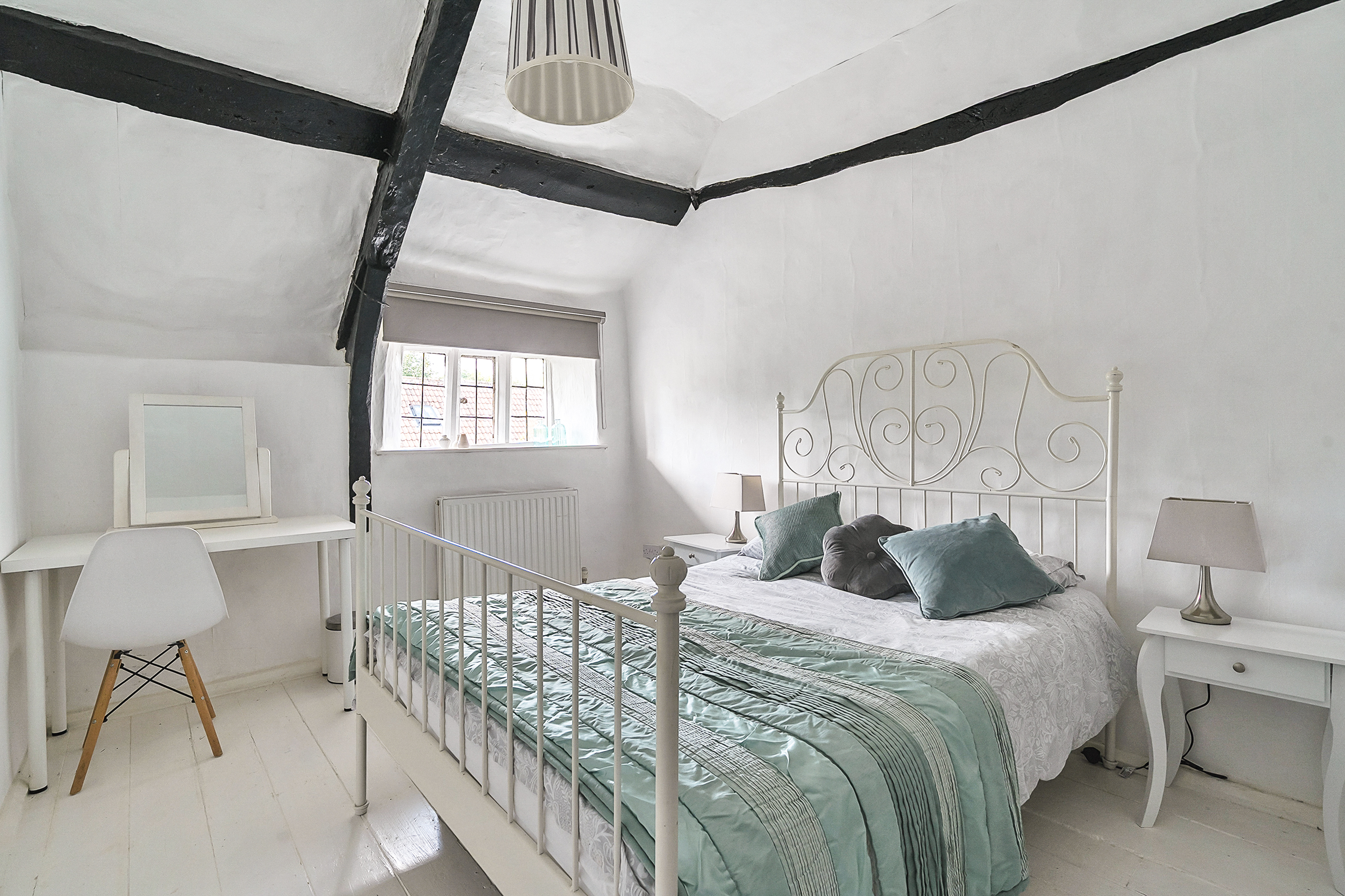 Pippin Cottage bedroom with vaulted ceiling and double bed