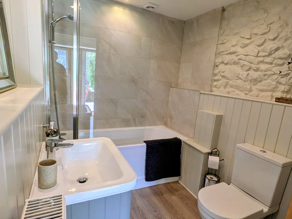 Pippin Cottage bathroom